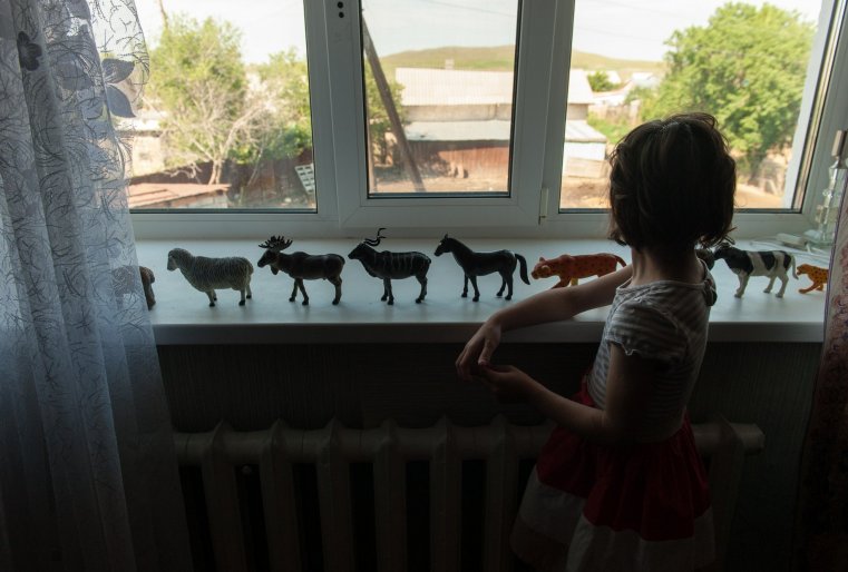 "Первые месяцы Нина вставала ночью, шла в столовую, брала хлеб, печенье и клала себе под подушку, целыми днями в крохотной ладошке держала, крепко сжав, хлеб. Откусит, прилепит к небу и ходит", - это выдержка из проникновенных рассказов Кабылбаева, вошедших в его книгу "Покажи мне небо".