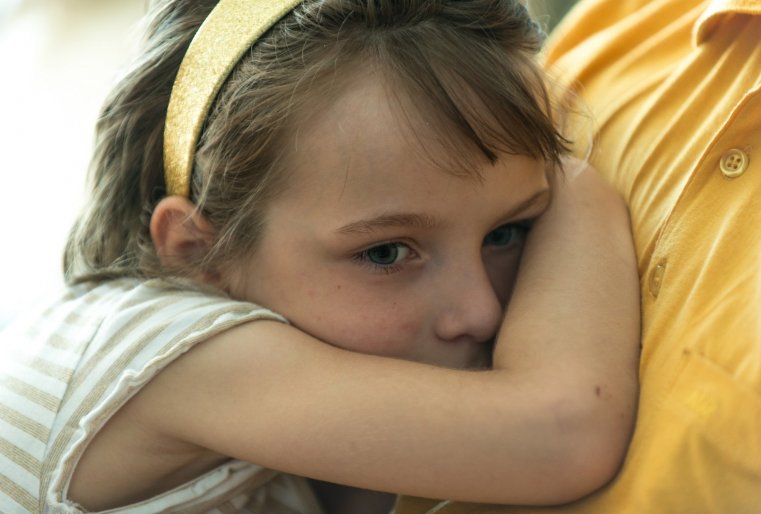 "Я, честно признаюсь, удивлен. С одной стороны диагноз ЗПР, с другой - такие способности к языку. Она не знала ни одного слова на казахском, только русский понимала. А тут вдруг с русского полностью перешла на казахский. Сейчас спокойно владеет казахским, а на русском вообще не может говорить. И тут мне немножко непонятно, какая может быть задержка, раз мозг у нее так легко язык воспринял?" - задается вопросом отец.