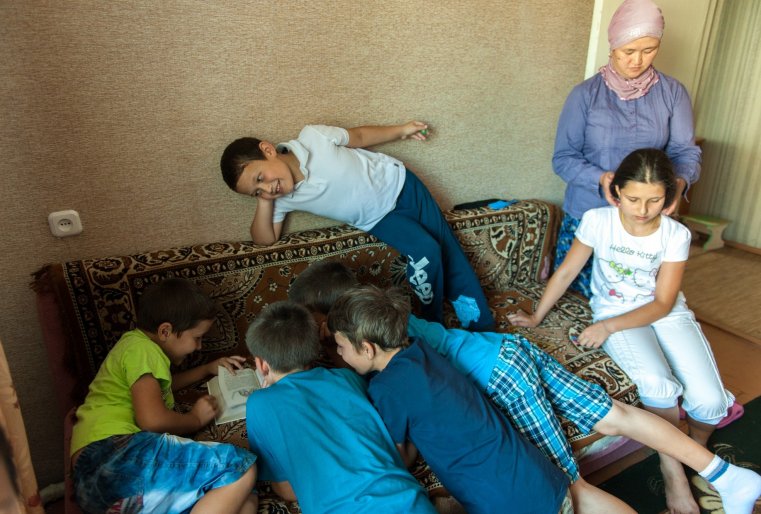 Супруга Мурата Орынбасар старается лишний раз не попадать в объектив нашей камеры. Признается, что не очень любит быть в центре внимания. Впрочем, от публичности она все же скрыться не смогла, муж в своей книге уделил и ей место, поместив туда откровенный рассказ об их знакомстве.