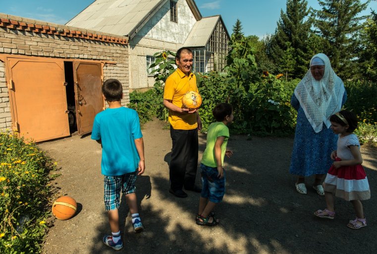 "Я написал заявление и только через шесть-семь месяцев меня отпустили, когда уже поняли, что держать бесполезно. А сейчас я как рыба в воде, я действительно нашел себя, видимо, это то, чем я должен заниматься", - говорит мужчина.