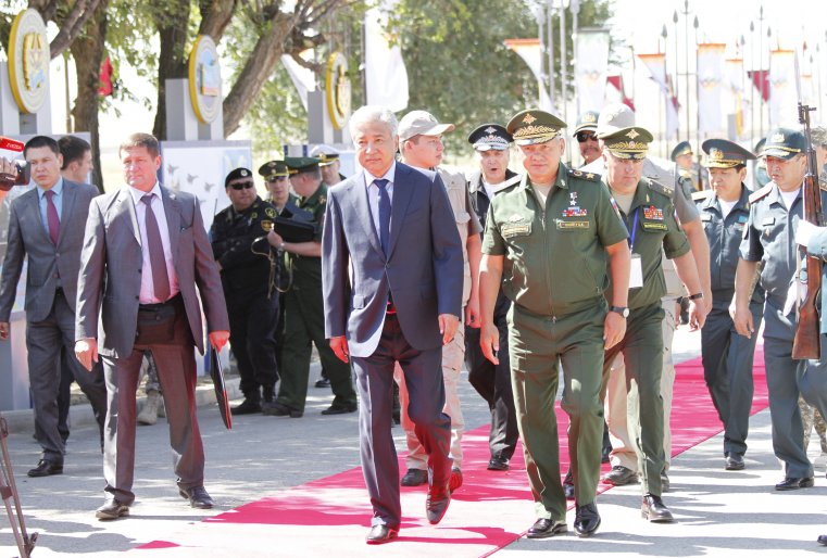 Перед началом церемонии открытия Игр состоялась встреча министра обороны России Сергея Шойгу с главой оборонного ведомства Казахстана Имангали Тасмагамбетовым.