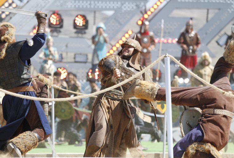 В исполнении танцевальных коллективов, актеров, конно-каскадерской группы и военнослужащих зрители познакомились с  историей появления казахских стрелков.