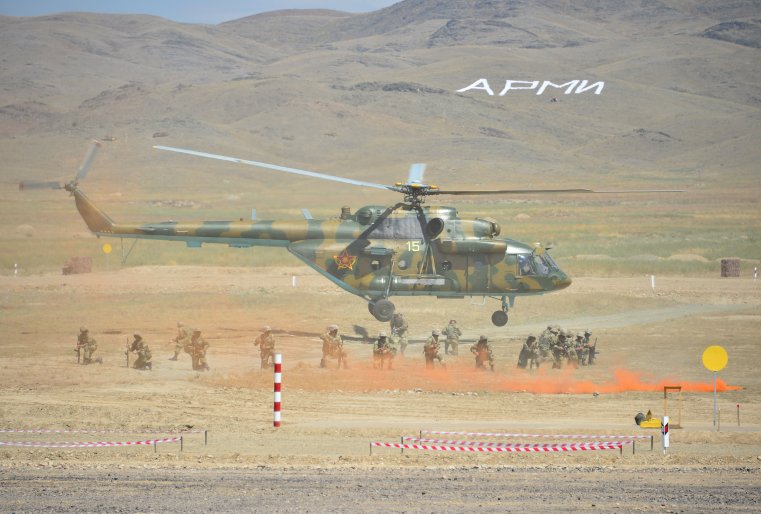 Продолжилось открытие Игр воздушным шоу казахстанских десантников.