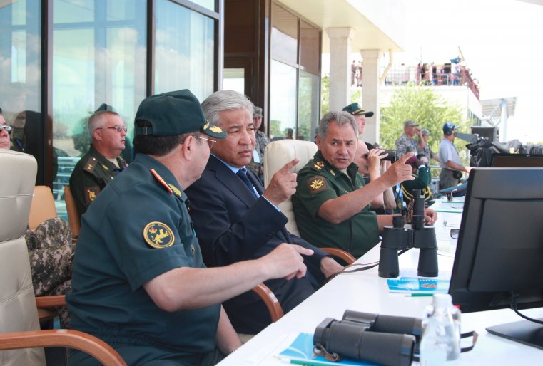 Имангали Тасмагамбетов и Сергей Шойгу наблюдают за состязанием бойцов на "АрМИ-2016".