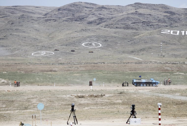 В дисциплине "Мастера артиллерийского огня" минометные расчеты на максимальной скорости преодолевали препятствия - "Змейку", "Колейный проход в минно-взрывном заграждении", "Холм", "Колейный мост".