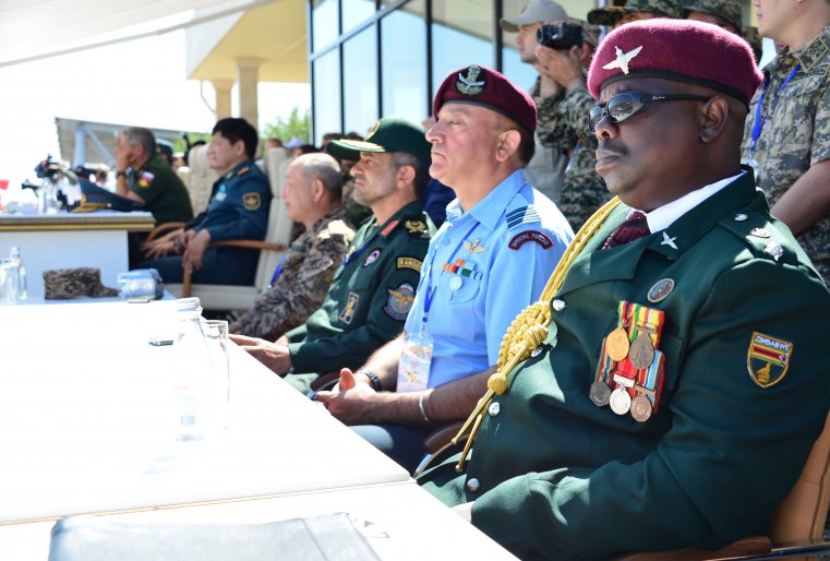 Судьи проверяли подготовленность механиков-водителей, их умение совершать маневры в движении. При этом за каждый сбитый при преодолении препятствия ограничитель участникам добавлялось по 10 секунд штрафного времени.