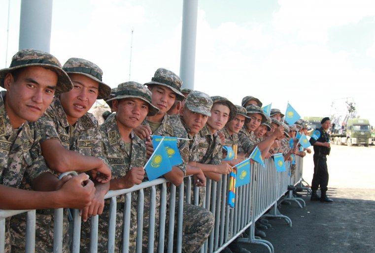 В итоге казахстанская команда артиллеристов вышла на первое место по итогам всех трех этапов конкурса "Мастера артиллерийского огня". Участникам пришлось преодолеть четыре этапа конкурса: "Индивидуальная гонка", "Ночной спринт", "Эстафета" и "Эстафета. Финал". 