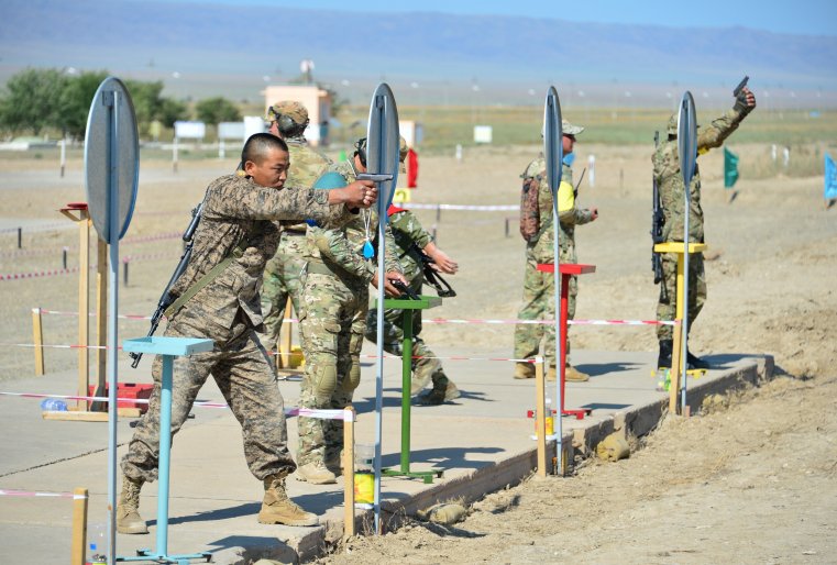 Одним из ярких моментов второго этапа стало состязание "Специальная стрельба". Участникам на расстоянии 150-200 метров необходимо было поразить пять целей, представляющих из себя голову "условного" террориста с заложником с уменьшающейся зоной поражения. 