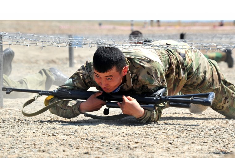 А самым зрелищным моментом состязаний стал третий этап соревнований, который включал в себя дистанцию в километр, где снайперам пришлось преодолевать пролом в стене, забор высотой в два метра, ров, проход в проволочном заграждении, стрельбу из пистолета Макарова, поражение грудных фигур на расстоянии 300 метров из снайперской винтовки Драгунова, метание учебных гранат РГД-5, прохождение динамической стены, завал из автомобильных колес и наклонную лестницу. 