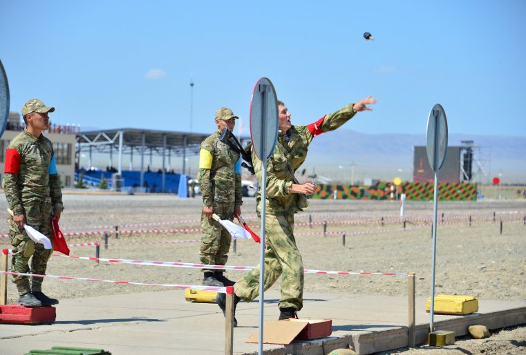 На третьем этапе казахстанская команда снайперов показала самый лучший результат - 18 минут 18 секунд, команда Китая завершила эстафету с результатом 18 минут 58 секунд, российская команда - с результатом 20 минут и команда Беларуси финишировала с результатом 21 минута 03 секунды.