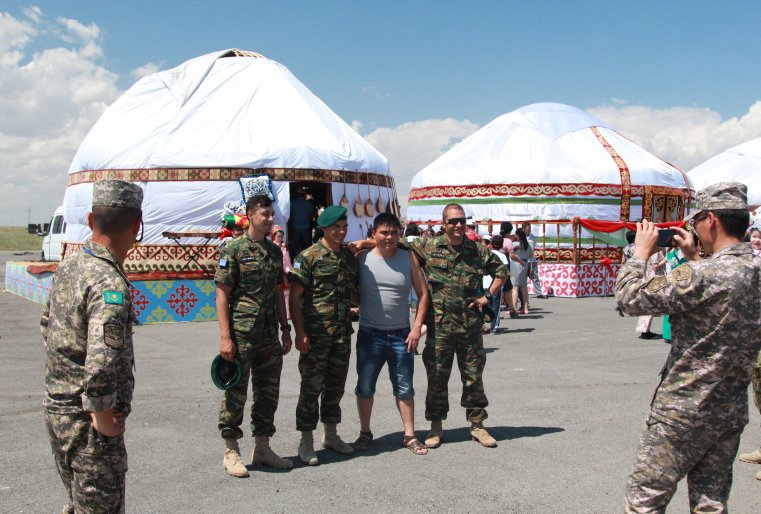 Для того чтобы познакомить иностранных гостей и участников со страной Великой степи, на территории полигона был развернут настоящий этноаул с традиционным бытом, прикладными искусствами и национальными угощениями.