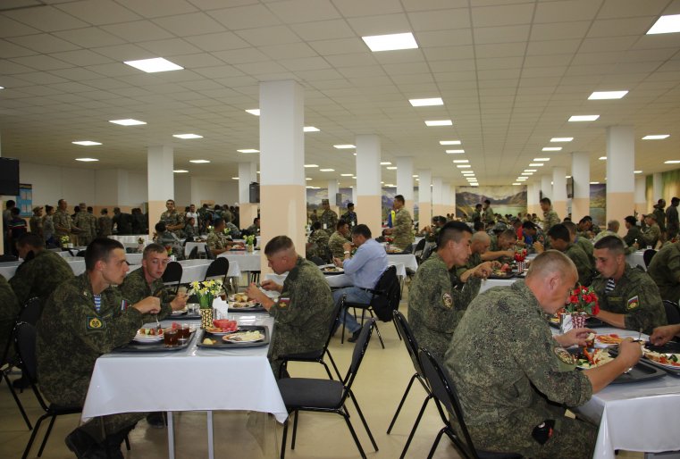 На неделю этот полигон стал примером мирного сосуществования и сотрудничества людей, обученных жить и работать во время войны.