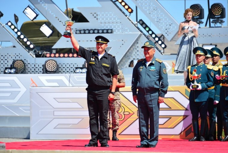 При этом награды "Лучший командир миномета"  удостоился сержант Чжай Чжитао из КНР,  "Лучшим наводчиком" признан старший матрос Ильдар Файзуллин из России, а "Лучшим механиком-водителем" стал сержант Толенбек Жанатаев из Казахстана.