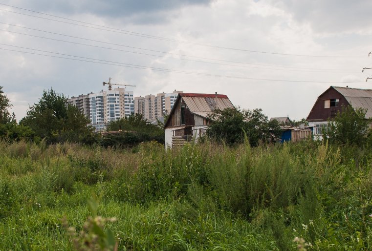 Жизнь в этом районе ему нравится. Вот только люди здесь практически все испытывают проблемы с питьевой водой, ее приходится часто везти из города. Вода из скважин в большинстве случаев для питья не годится - соленая.