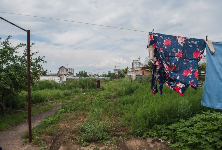 "Кусками сносят - здесь снесли, там снесли, а посередине оставили, ни туда, ни сюда, здесь осталось-то пять улиц. По проекту на этом месте, говорят, парк будет какой-то. В этом году даже никто не хотел огород сажать...", - рассказывает Аздоев.