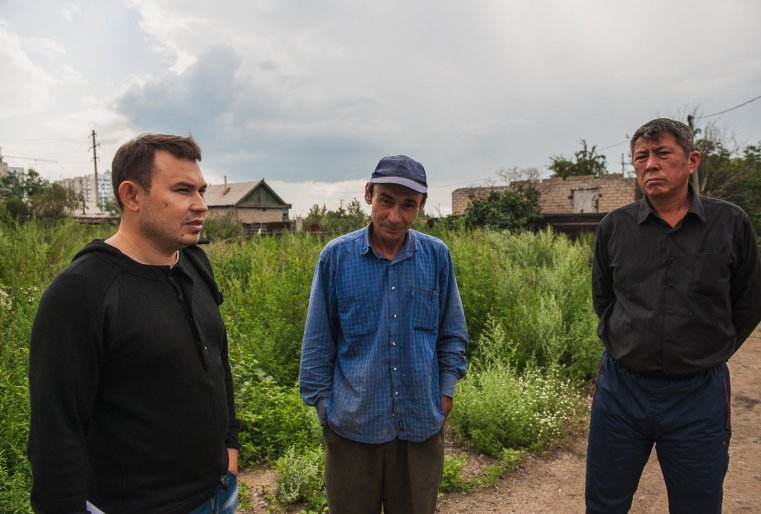 "Сказали, не сажайте огороды, снесут...", - подтвердил сосед Ергали. "Что касается сноса, то нам говорили про следующий год - 2017-й, весной, скорее всего, это будет", - предполагает Спартак. 