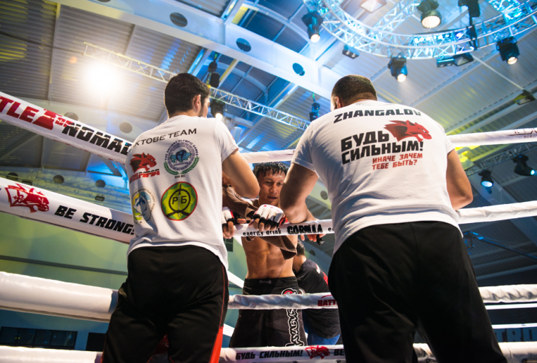 "Будь сильным! Иначе зачем тебе быть!" - с таким лозунгом Федерация ММА Казахстана транслировала в социальных сетях все происходящее в эти дни в отеле Rixos Borovoe.