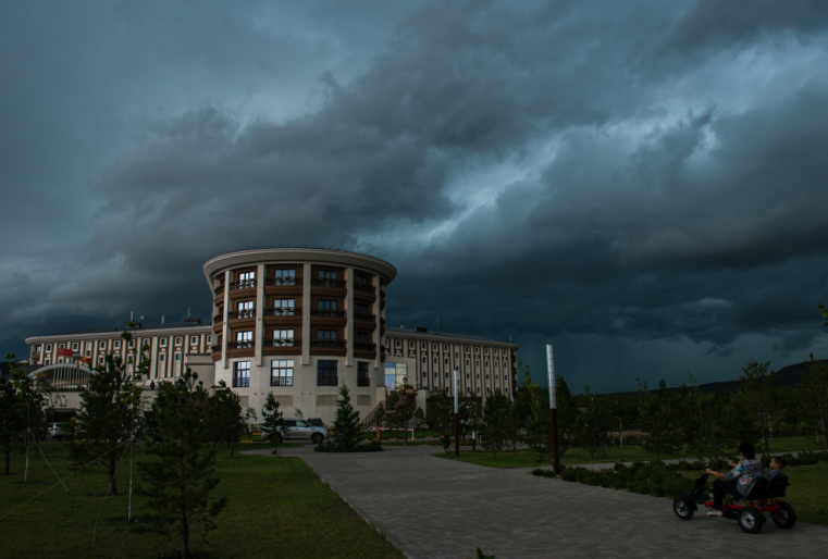 Кажется, что природа вторит "Битве номадов". В самый разгар турнира небо затянули грозовые облака.