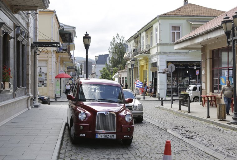 Как рассказал мэр города Батуми Георгий Ермаков, несколько лет назад курортный город начали реставрировать. В нем появились роскошные здания, отели и апартаменты, рестораны, отремонтировали дороги. При этом историческую часть города также привели в надлежащий вид. 