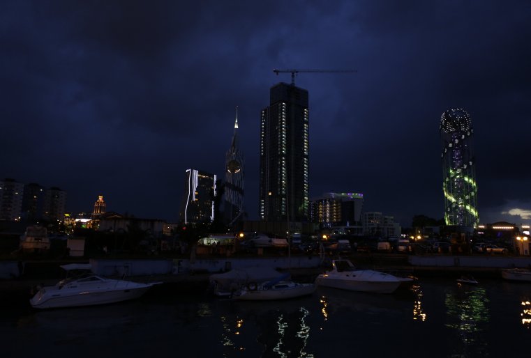 Особую атмосферу создают необычные инсталляции и иллюминации на набережной Батуми. Особенно прекрасно здесь по вечерам. За 10 лари можно прокатиться на катере по ночному морю или просто прогуляться. Здесь же устраиваются выступления и концерты, в том числе звезд мировой величины. Например, в прошлые выходные выступила американская группа Maroon 5.