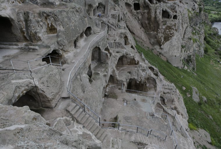 Следующее место, которое наверняка будет интересно для туристов - пещерный город Вардзия. Расположен в 100 километрах к югу от города Боржоми, в долине реки Кура (Мтквари). По преданиям, здесь жила великая царица Тамара, которая правила Грузией более 800 лет назад. Скальный город находится на высоте нескольких десятков метров от земли. Величественные пещеры и высеченные в скале тоннели никого не оставят равнодушными и словно перенесут в таинственное прошлое. 