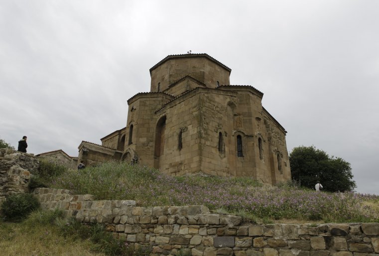 В Грузии хорошо сохранились древние церкви и монастыри. В них царит особая атмосфера и всегда много туристов. К примеру, в получасе езды от Тбилиси расположен монастырь Джвари. Здание считается одним из шедевров архитектуры. Также оно внесено в список памятников Всемирного наследия.