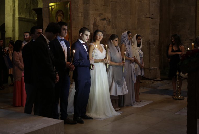 Зачастую в древних храмах Грузии можно стать гостем современной грузинской свадьбы.