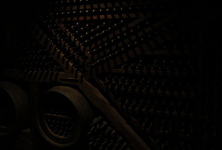 Грузия, как известно, по праву считается родиной вина. И неудивительно, что бокал хорошего вина здесь стоит дешевле чашки чая! Вблизи Тбилиси расположено несколько виноделен и старинных погребов, где за определенную сумму проведут экскурсию по виноградникам, винному заводу и погребам, мастер-класс по приготовлению хурчхелы и грузинского хлеба "дедас пури" в печи. Ну и, конечно же, дегустация вин. Стоимость пакета для туристов от 10 до 50 лари