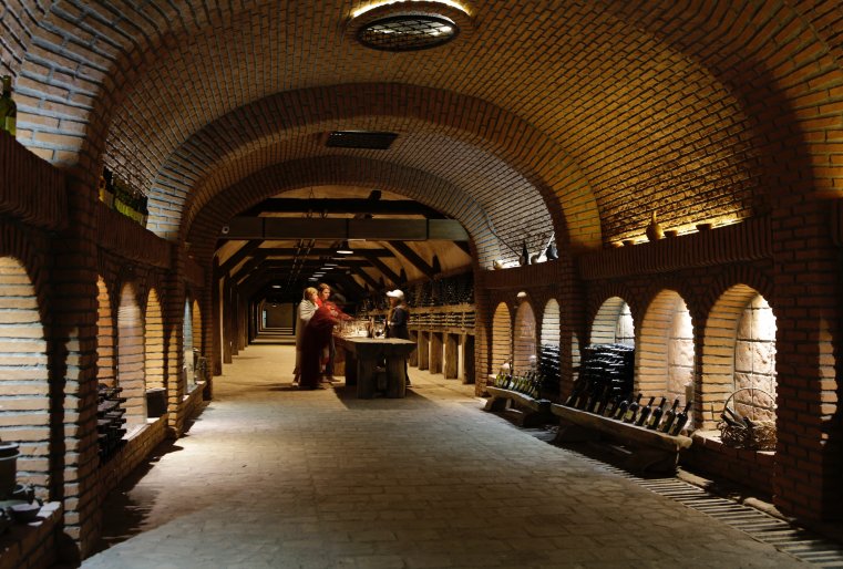 В Кахетии находится знаменитая Алазанская долина. Недалеко от нее, в главном хребте Кавказской скалы, высечены самые большие тоннели винного хранилища Хареба. Общая протяженность 15-ти соединенных между собой тоннелей - восемь километров. Здесь хранятся 25 тысяч бутылок коллекционного и почти шесть миллионов литров разливного вина. Экскурсия по винному тоннелю обойдется в 7 лари. Дегустация вин от 12 лари и выше.