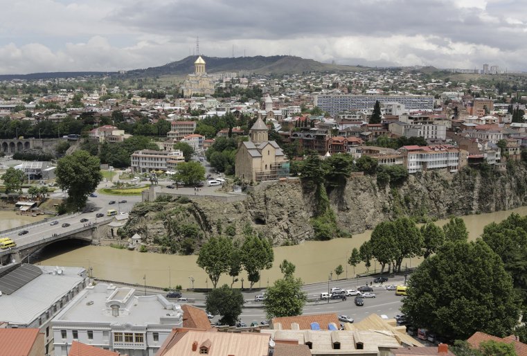 Ну и конечно, обязательна для посещения столица Грузии - Тбилиси. Живописный вид открывается с горы, где расположена крепость Нарекала. К ней ведет канатная дорога. Стоимость групповой экскурсии по Тбилиси и окрестностям составляет от 50 лари.