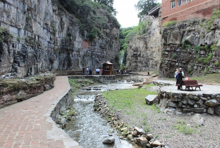 Никого не оставит равнодушным водопад в центре Старого Тбилиси.