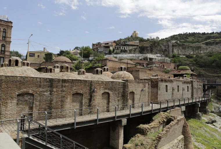 Знаменитые серные бани в Тбилиси. Стоимость одного посещения - от 3-х лари и выше.