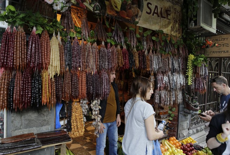 Местные жители очень доброжелательны. Они всегда готовы подсказать и помочь туристам, и часто интересуются у гостей: "Понравилось ли им в Грузии"?