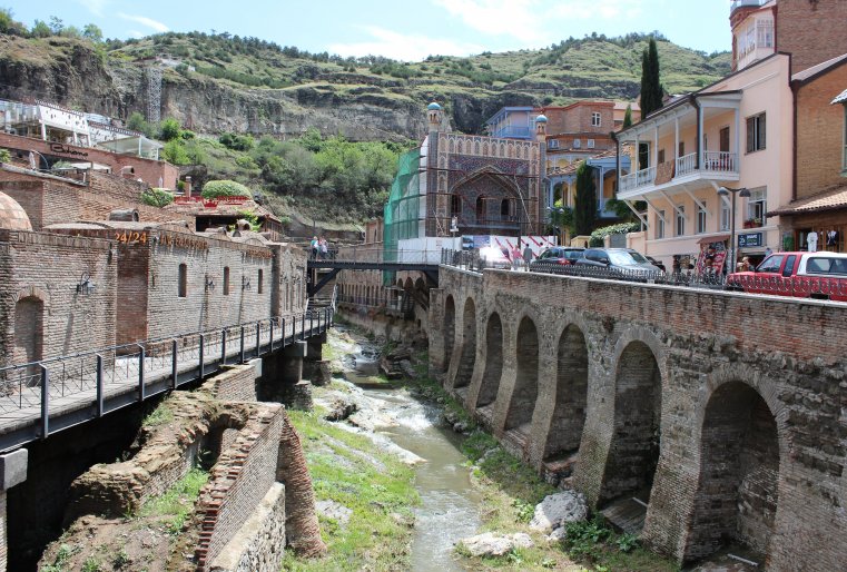 В Грузии особенно дорожат своей историей. Старые здания здесь предпочитают не сносить и ломать, а сохранять и реставрировать. Кажется, что это и создает особую атмосферу, в которую хочется возвращаться снова и снова.
