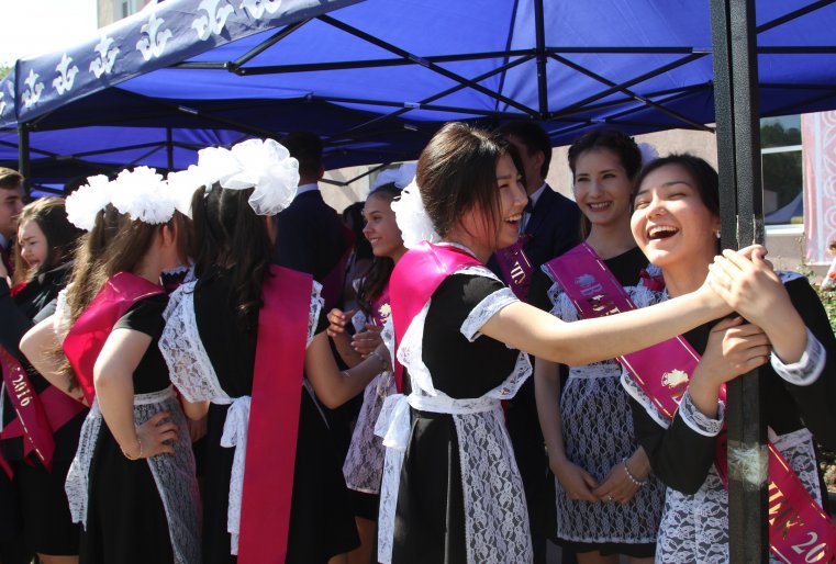 Великолепная погода способствовала тому, чтобы школьники смогли показать на линейке себя во всей красе.