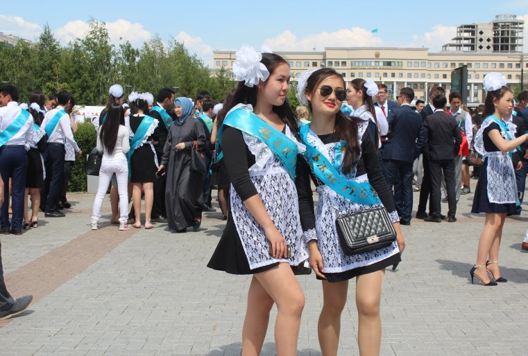 Белый фартук - символ последнего звонка, - неизменный атрибут и традиция, которую стремятся соблюдать все школьницы.