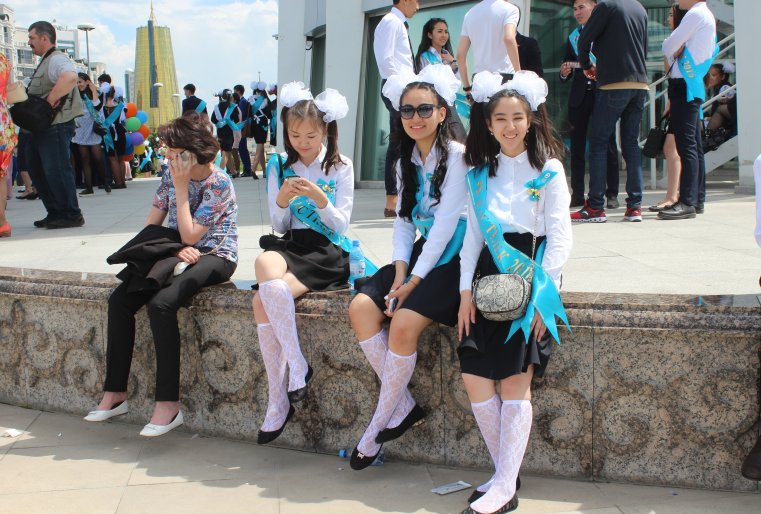 Впрочем некоторые ограничиваются белыми бантами и гольфами. 