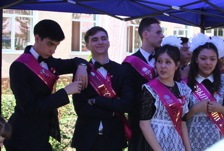 А еще обязательно, чтобы у тебя была лента через плечо, сообщающая, что ты - выпускник. Эта лента не для праздничного антуража, а опознавательный знак, который демонстрирует всем окружающим, что ее носитель уже совсем взрослый человек.