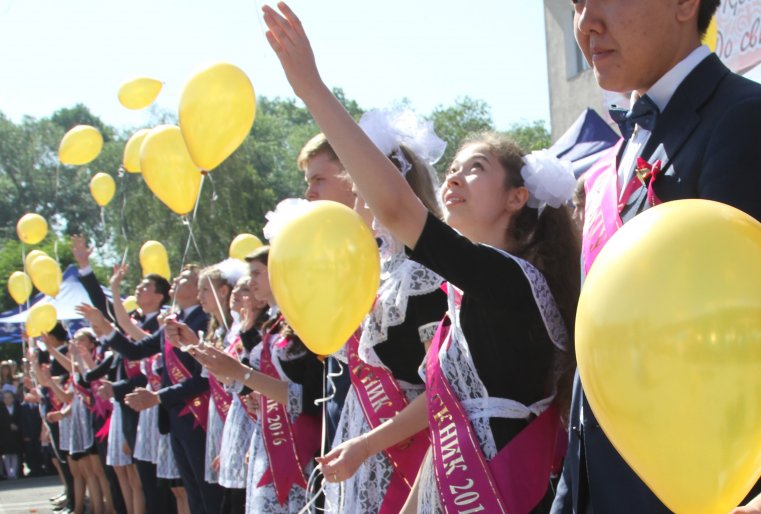 Последние звонки, которые посещают высокопоставленные чиновники, по традиции проходят очень торжественно.