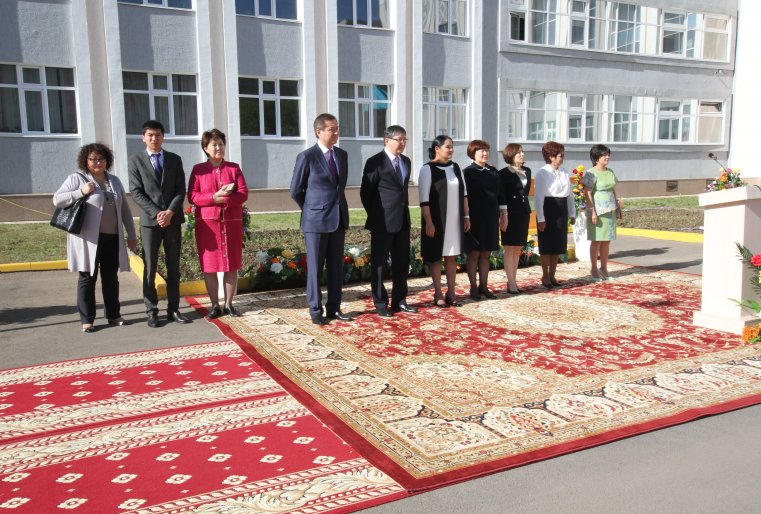 К приходу высоких гостей руководство школ обычно готовится основательно. Сегодня вот даже ковры постелили.