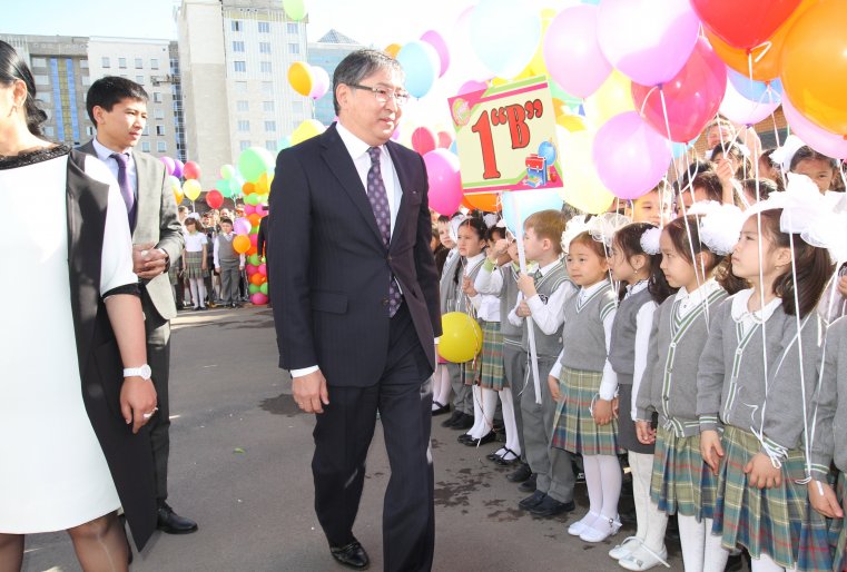 Школьники и министр образования и науки Ерлан Сагадиев.