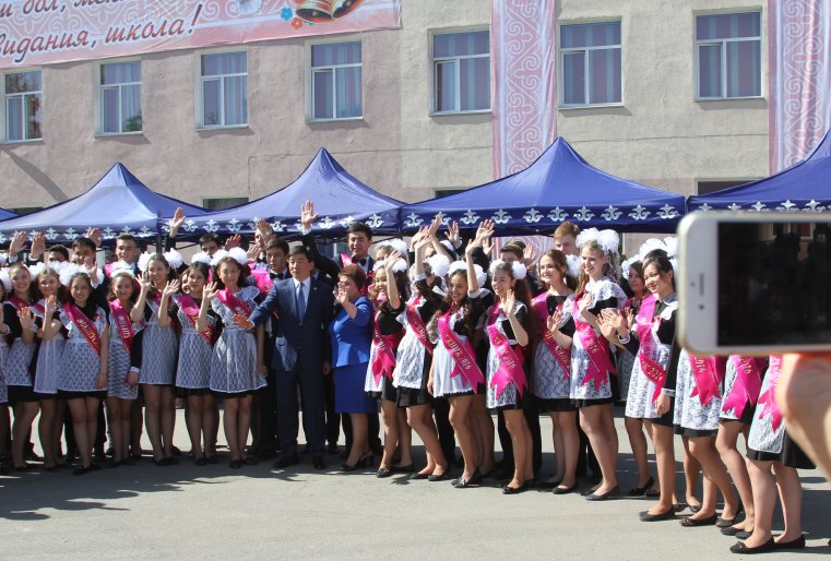 Стандартное фото на память с уважаемым человеком.