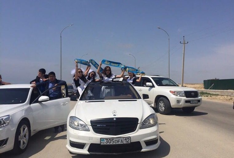 Причем в социальных сетях выпускники устраивали что-то вроде соревнования - кто празднует последний звонок круче. Фото из Instagram
