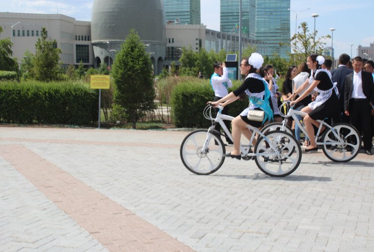 Прокатиться в фартуке на велосипеде.