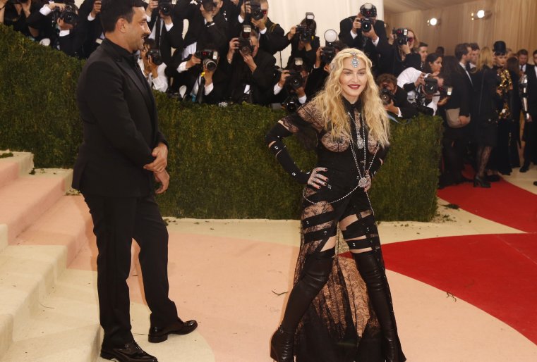 Певица Мадонна прибыла с дизайнером Риккардо Тиши. © REUTERS