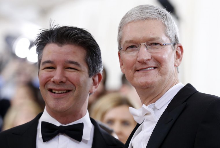 Генеральный директор Apple Тим Кук и главный исполнительный директор Uber Трэвис Каланик. © REUTERS 