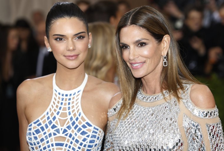 Телеведущая Кендалл Дженнер и модель Синди Кроуфорд. © REUTERS