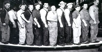 Шалбарды жыртып жатыр