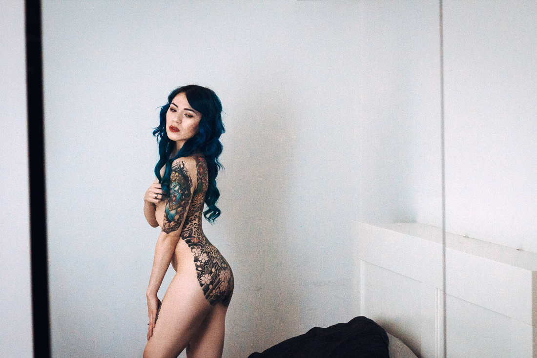 Анальды шоқты бар қыздың суреті