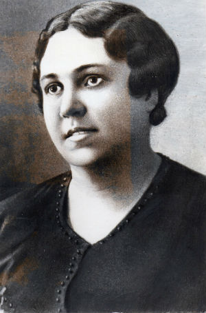 Әйелі үлкен әтешке қадалған Әйелі үлкен әтешке қадалған